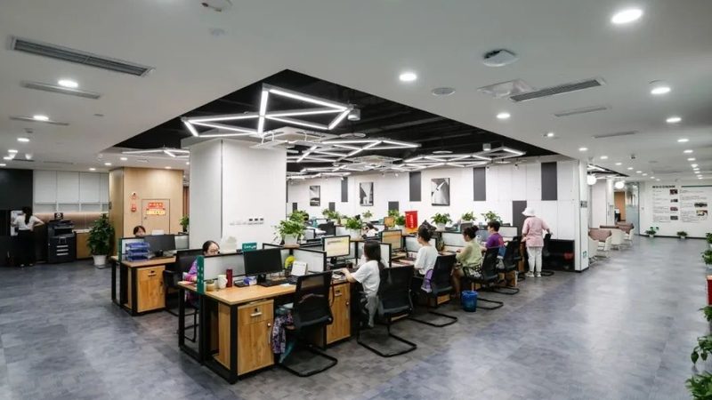 选择成人教育机构时，可以从以下几个方面了解：
